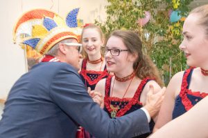 Orden und Küsschen verteilte Bürgermeister Otto Steinkamp am Veilchendienstag an die Närrinnen und Narren, hier an die jungen Damen der Showtanzgruppe „Sweet Sixteen“. Foto: André Thöle