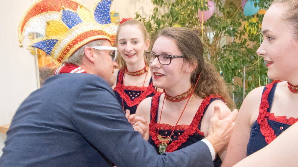 Orden und Küsschen verteilte Bürgermeister Otto Steinkamp am Veilchendienstag an die Närrinnen und Narren, hier an die jungen Damen der Showtanzgruppe „Sweet Sixteen“. Foto: André Thöle