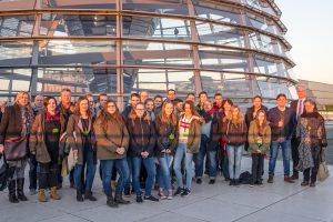 Gemeinsam mit Dr. Mathias Middelberg (2. von rechts) genießt die Reisegruppe auf der Dachterrasse des Reichstagsgebäudes den Sonnenuntergang über Berlin. Foto: Susanna Meiners