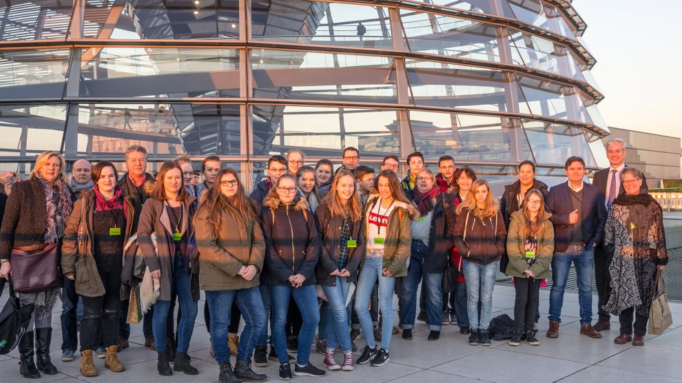 Gemeinsam mit Dr. Mathias Middelberg (2. von rechts) genießt die Reisegruppe auf der Dachterrasse des Reichstagsgebäudes den Sonnenuntergang über Berlin. Foto: Susanna Meiners