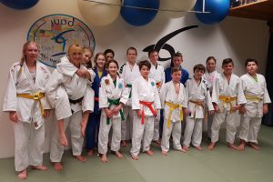 Judo-Landestrainerin Andrea Goslar und die Teilnehmer von Blau-Weiss Hollage. Foto: Blau-Weiss Hollage