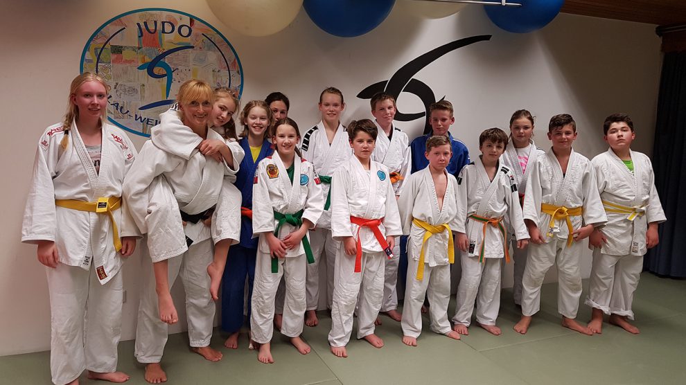 Judo-Landestrainerin Andrea Goslar und die Teilnehmer von Blau-Weiss Hollage. Foto: Blau-Weiss Hollage