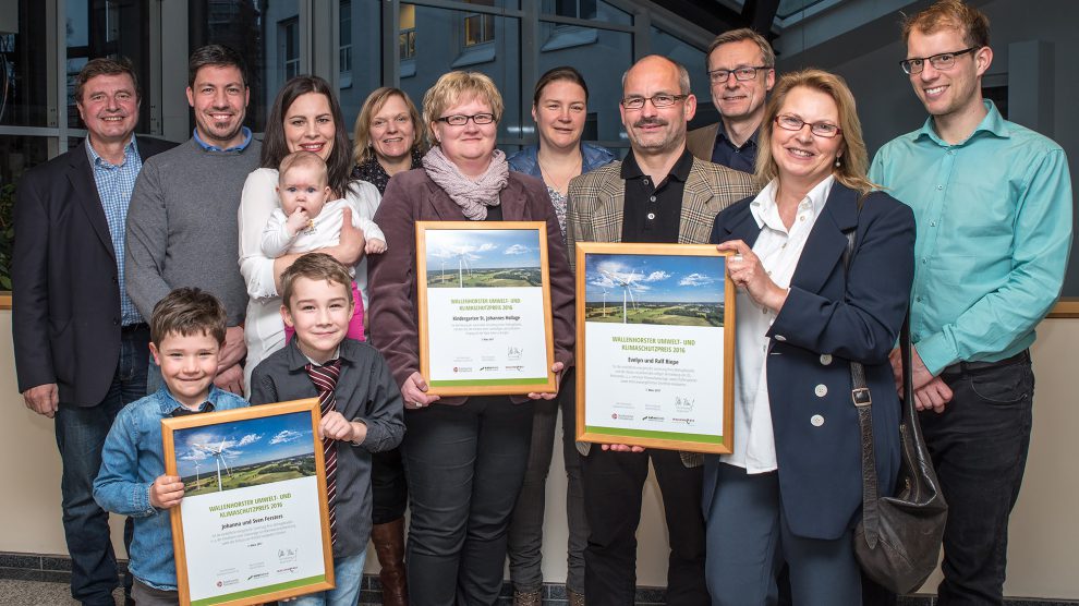 Udo Stangier (links), Bürgermeister Otto Steinkamp (3. von rechts) und Stefan Sprenger (rechts) überreichen die Urkunden zum Umwelt- und Klimaschutzpreis an die Preisträger. Foto: Thomas Remme