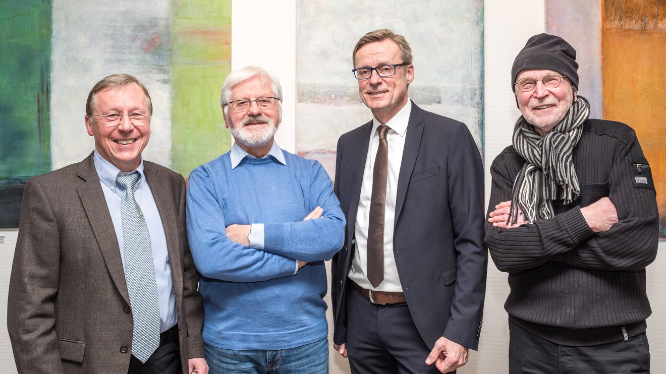 Gastgeber der Vernissage (von links): Galerist Joachim Riedel, Künstler Erich Begalke, Bürgermeister Otto Steinkamp und Künstler Siegfried Hentke. Foto: Thomas Remme