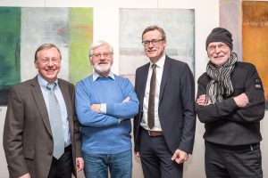 Gastgeber der Vernissage (von links): Galerist Joachim Riedel, Künstler Erich Begalke, Bürgermeister Otto Steinkamp und Künstler Siegfried Hentke. Foto: Thomas Remme