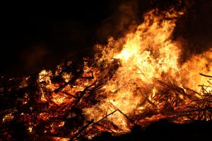 In der Gemeinde Wallenhorst finden wieder zahlreiche öffentliche Osterfeuer statt. Symbolfoto: Pixabay / Reynard1603