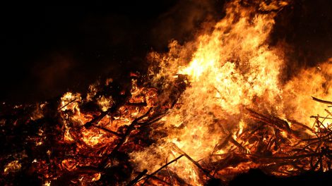 In der Gemeinde Wallenhorst finden wieder zahlreiche öffentliche Osterfeuer statt. Symbolfoto: Pixabay / Reynard1603