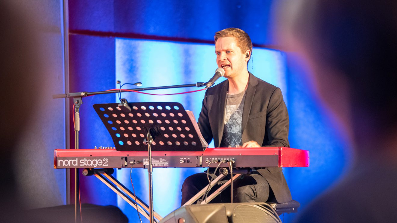 Philip Ritter begleitete das Rudelsingen am Piano. Foto: Thomas Remme