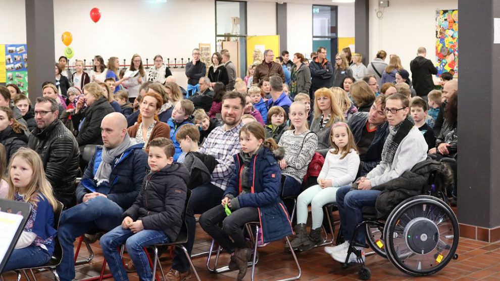 Die Aula der Thomas-Morus-Schule ist am Schnuppertag gut gefüllt. Foto: Dieter Ostendorf