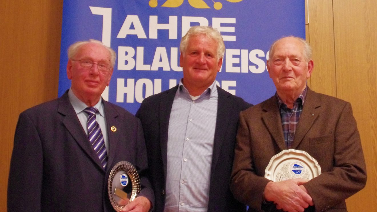 Alois Menkhaus (l) und Heiner Lübben (r) werden von Gerd Strößner für 70- bzw. 50-jährige Mitgliedschaft geehrt. Foto: Andreas Bode