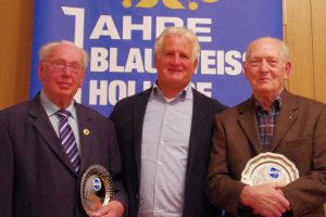 Alois Menkhaus (l) und Heiner Lübben (r) werden von Gerd Strößner für 70- bzw. 50-jährige Mitgliedschaft geehrt. Foto: Andreas Bode