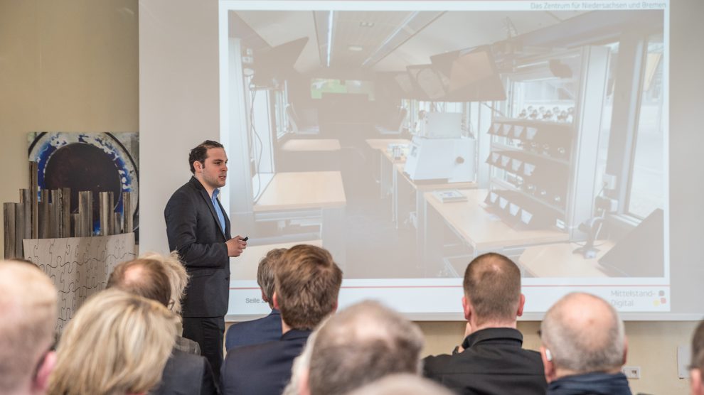 Digitale Zukunft im historischen Gebäude: Alexander Georgiadis vom Mittelstand-4.0-Kompetenzzentrum referiert im Ruller Haus. Foto: Thomas Remme