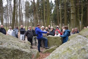 Vermutliche Bautechnik, Funktion und Legende des circa 5.000 Jahre alten Großsteingrabs erläutert Umweltbeauftragter Udo Stangier am Kulturdenkmal „Karlsteine“. Foto: Claudia Sarrazin