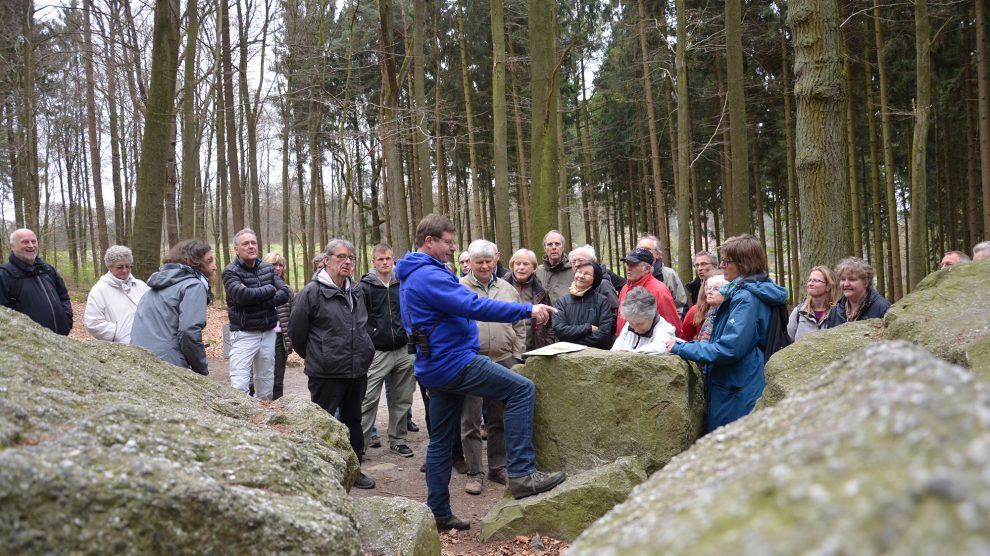 Vermutliche Bautechnik, Funktion und Legende des circa 5.000 Jahre alten Großsteingrabs erläutert Umweltbeauftragter Udo Stangier am Kulturdenkmal „Karlsteine“. Foto: Claudia Sarrazin