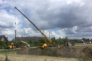Der letzte Strommast wird am Baugebiet „Witthügel“ in Hollage-Ost demontiert. Foto/Video: Wallenhorster.de