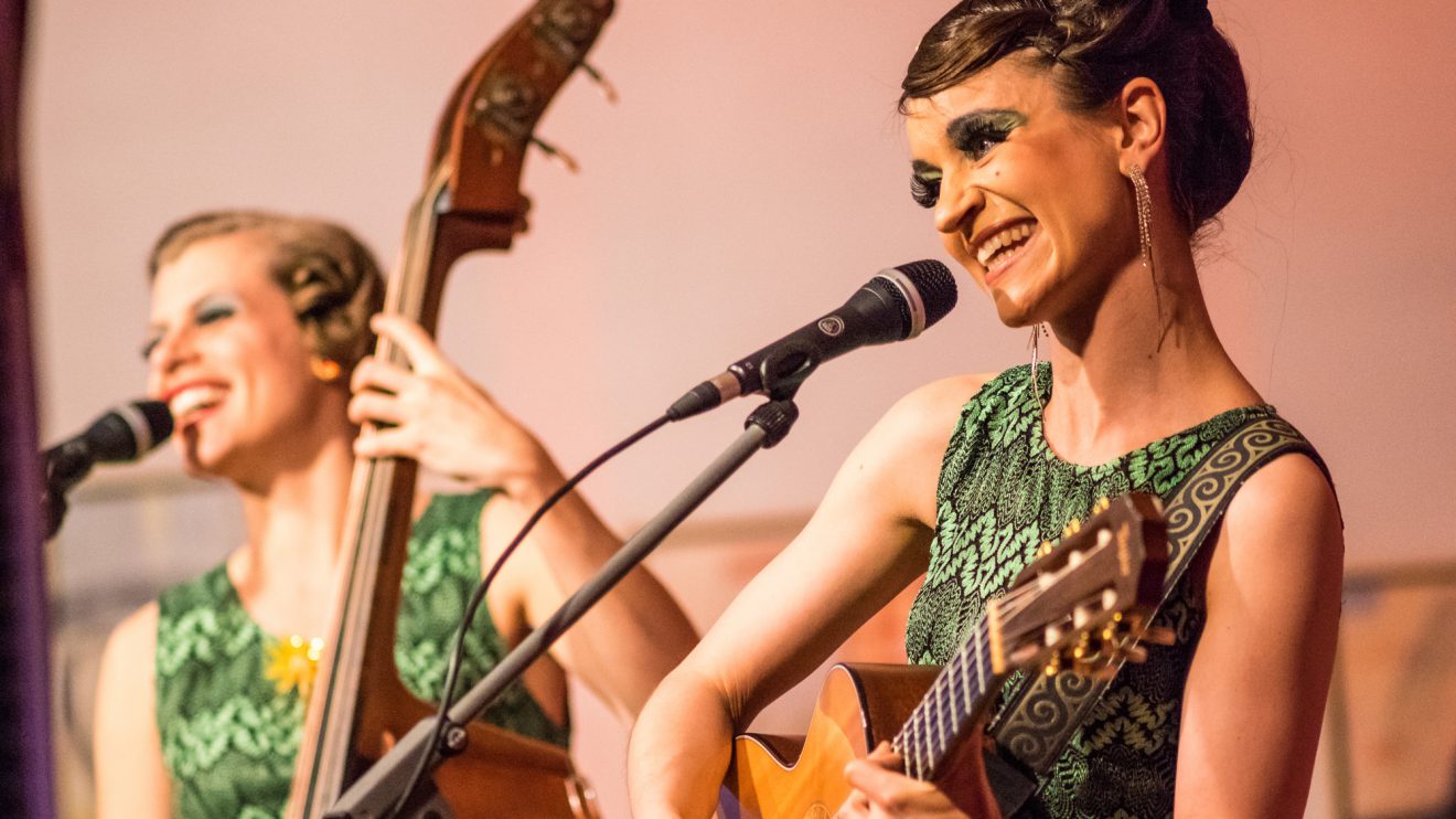 Mit Spaß an der Musik begeisterten die Zucchini Sistaz im Wallenhorster Ratssaal. Foto: André Thöle