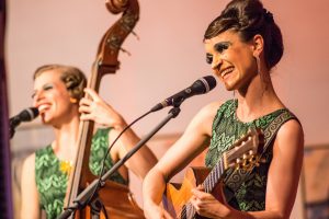 Mit Spaß an der Musik begeisterten die Zucchini Sistaz im Wallenhorster Ratssaal. Foto: André Thöle