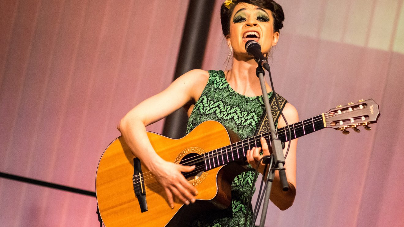 Tina Werzinger, singende Gitarristin und hinreißende Unterhalterin, lernte klassische Gitarre und studierte schlagfertige Kommunikation. Foto: André Thöle