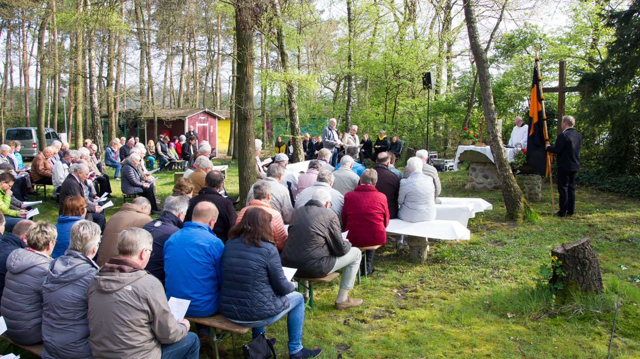 Die Kolpingsfamilie Hollage feierte anlässlich des Patronatsfestes einen Wortgottesdienst mit knapp 100 Gästen unter freiem Himmel. Foto: André Thöle