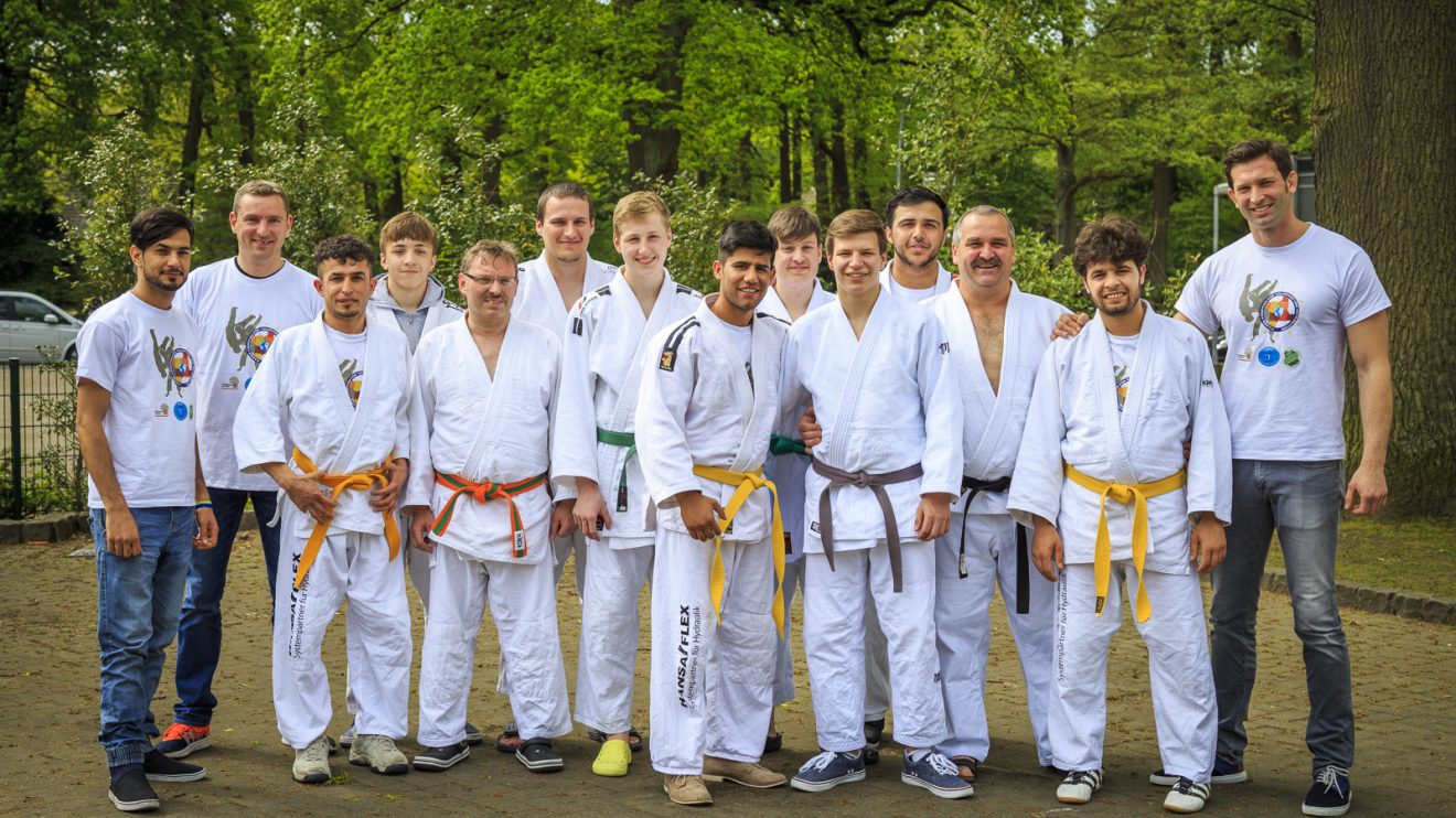 Eindrücke vom gemeinsamen Training, Abendessen und vom ersten Kampftag. Fotos: Blau-Weiss Hollage