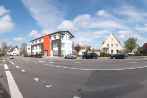 Im Rahmen der Dorferneuerung sollen weite Teile der Klosterstraße sowie der Kreuzungsbereich vor dem Ärztehaus umgestaltet werden. Foto: Thomas Remme