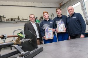 Wirtschaftsförderer Frank Jansing gratuliert Sven Pott und Nils Kampmeyer sowie Ausbilder Hubert Moorkamp (von links) zum Erfolg beim Wettbewerb „Jugend schweißt“. Foto: André Thöle