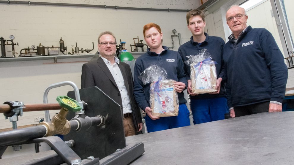 Wirtschaftsförderer Frank Jansing gratuliert Sven Pott und Nils Kampmeyer sowie Ausbilder Hubert Moorkamp (von links) zum Erfolg beim Wettbewerb „Jugend schweißt“. Foto: André Thöle