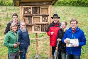 Eröffneten das Insektenhotel für Solitärbienen an der Hofstelle Duling (von links): Damian Dohr, David Greve, Janina Kleiner, Josef Hugenberg (Vorsitzender BUND-Kreisgruppe Osnabrück), Sonja Tanger und Udo Stangier. Foto: Thomas Remme