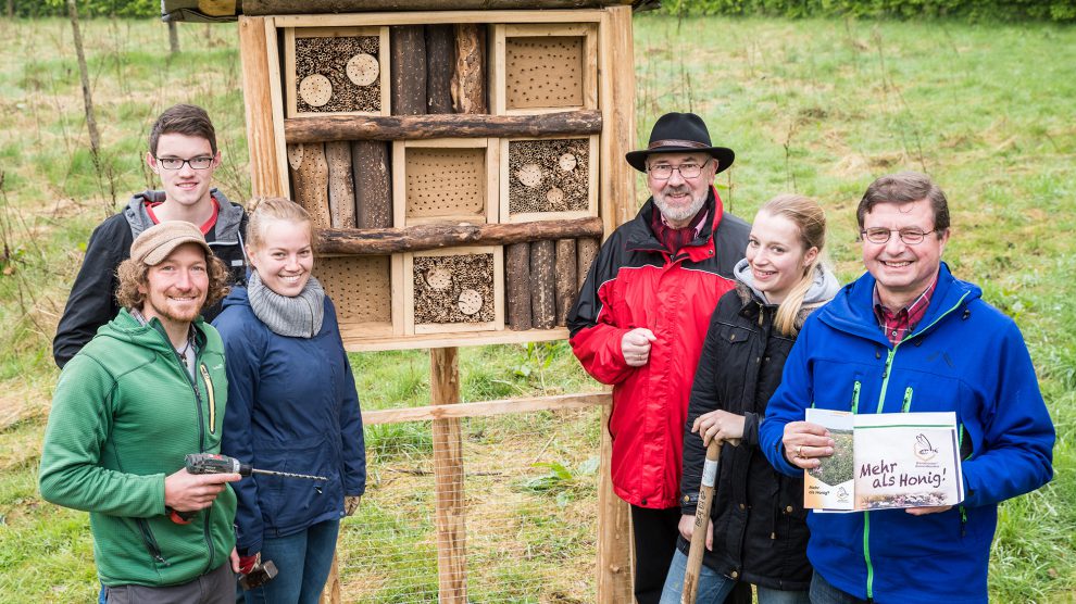 Eröffneten das Insektenhotel für Solitärbienen an der Hofstelle Duling (von links): Damian Dohr, David Greve, Janina Kleiner, Josef Hugenberg (Vorsitzender BUND-Kreisgruppe Osnabrück), Sonja Tanger und Udo Stangier. Foto: Thomas Remme