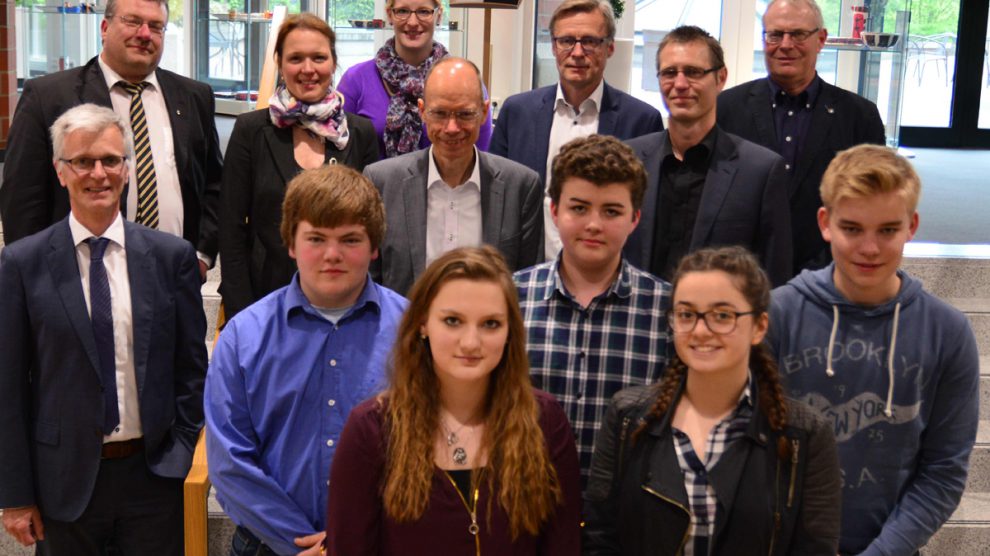 Vertreter von Realschule Wallenhorst, der Oberschule am Roten Berg sowie der Gemeinden Wallenhorst und Hasbergen stellten jetzt Landrat Michael Lübbersmann Konzepte vor, die im Rahmen des Wettbewerbs „Starke Schule“ ausgezeichnet worden waren. Foto: Landkreis Osnabrück/Henning Müller-Detert