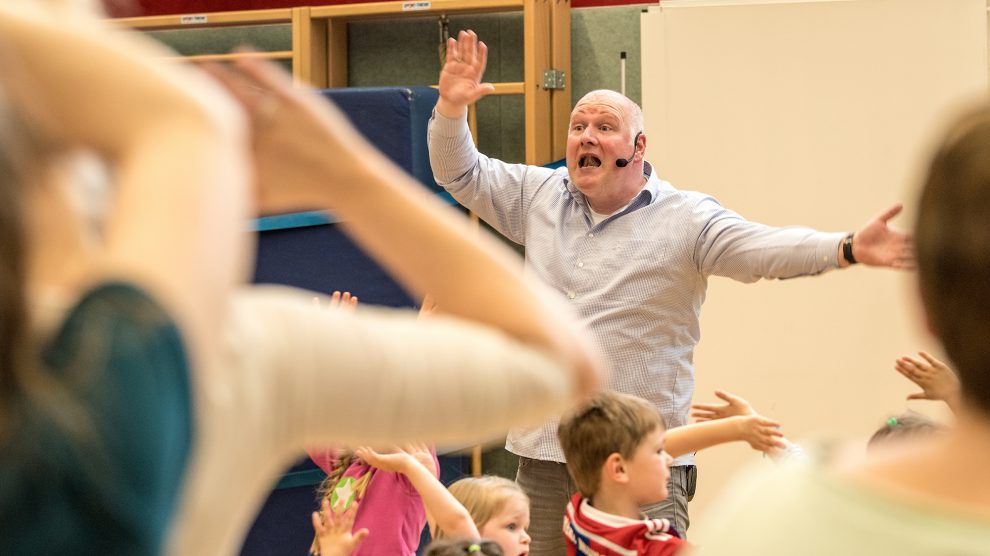 Es heißt nicht nur Mitmachkonzert. Der Name ist Programm. Christian Hüser animierte Kinder wie Eltern stetig, aktiv mitzumachen. Foto: Thomas Remme