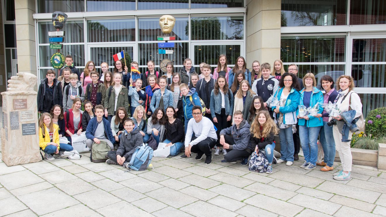 Gruppenfoto zur Erinnerung: je 22 Jugendliche aus Orchies und Wallenhorst mit ihren Begleitern vor dem Wallenhorster Rathaus. Foto: André Thöle