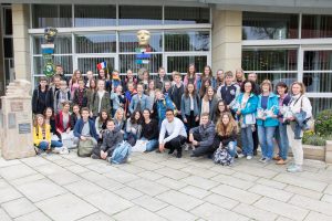 Gruppenfoto zur Erinnerung: je 22 Jugendliche aus Orchies und Wallenhorst mit ihren Begleitern vor dem Wallenhorster Rathaus. Foto: André Thöle