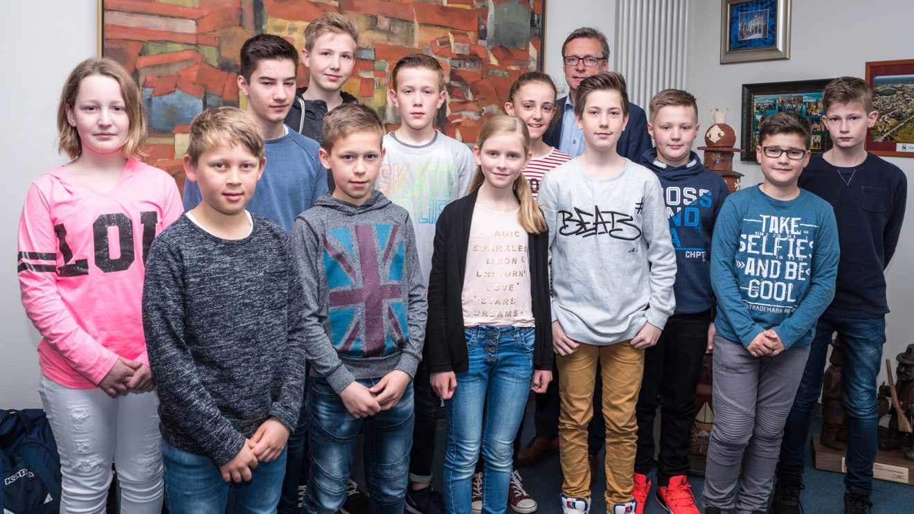 Gruppenbild mit Bürgermeister: Zwölf Schülerinnen und Schüler verbrachten ihren Zukunftstag bei der Gemeinde Wallenhorst. Foto: Thomas Remme