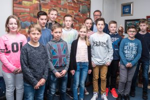 Gruppenbild mit Bürgermeister: Zwölf Schülerinnen und Schüler verbrachten ihren Zukunftstag bei der Gemeinde Wallenhorst. Foto: Thomas Remme