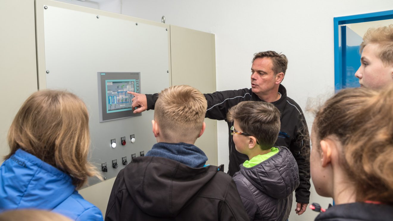 Heiko Wendt von der Wasserversorgung Wallenhorst GmbH führt die Schülerinnen und Schüler durch das Wasserwerk. Foto: Thomas Remme