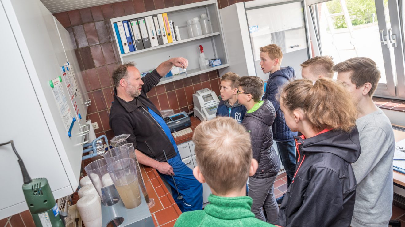 Thorsten Kohkempers Erklärungen zu den Abläufen im Klärwerk könnten im Biounterricht vielleicht noch mal ganz nützlich werden. Foto: Thomas Remme