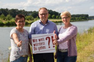 Christel Kovermann, Heiner Placke und Doris Wächter (von links) am Stichkanal in Hollage. Auf die Frage „Wie weit würdest Du gehen?“ antworten sie im Rahmen ihrer Challenge: 500 Meter schwimmen, 40 Kilometer radeln und 9,5 Kilometer laufen. Foto: André Thöle