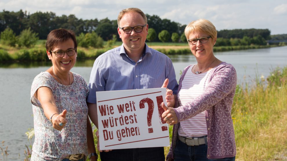 Christel Kovermann, Heiner Placke und Doris Wächter (von links) am Stichkanal in Hollage. Auf die Frage „Wie weit würdest Du gehen?“ antworten sie im Rahmen ihrer Challenge: 500 Meter schwimmen, 40 Kilometer radeln und 9,5 Kilometer laufen. Foto: André Thöle