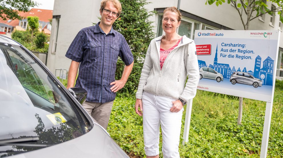 Klimaschutzmanager Stefan Sprenger (links) mit Christina Benze am Wallenhorster Rathaus, wo zwei Carsharingfahrzeuge von Stadtteilauto zur Verfügung stehen. Foto: Thomas Remme