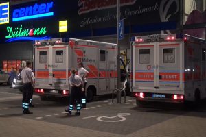 Zahlreiche Einsatzkräfte sind vor Ort nach dem brutalen Überfall auf den Edeka-Markt im Wallenhorster Zentrum. Foto: Festim Beqiri