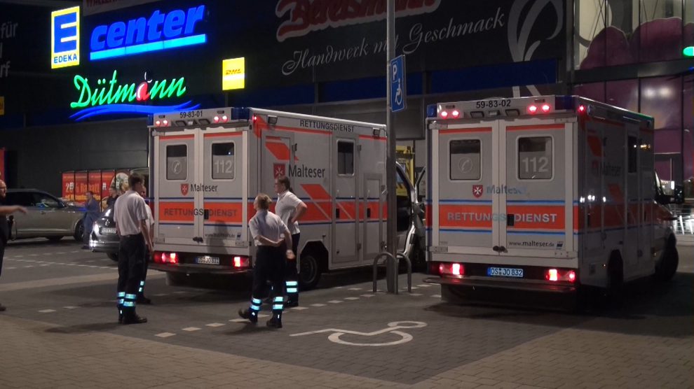 Zahlreiche Einsatzkräfte sind vor Ort nach dem brutalen Überfall auf den Edeka-Markt im Wallenhorster Zentrum. Foto: Festim Beqiri