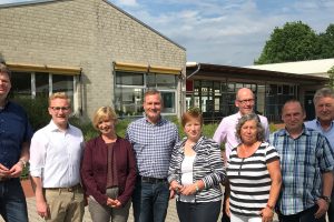 Adele Sliwinski (3. von links) informierte Stefan Düing, Michael Lührmann, Guido Pott, Marlene Posnin, Rüdiger Mittmann, Ulrike Gering, Michael Riemann und Hubert Pohlmann über die HHO-Werkstatt Wallenhorst. Foto: Petra Lanwert