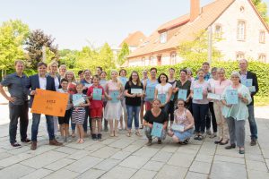 Die Auszeichnungen in Form von Urkunden überreichten Klimaschutzmanager Stefan Sprenger und Wallenhorsts stellvertretender Bürgermeister André Schwegmann an die Schulen und Kindergärten. Foto: André Thöle