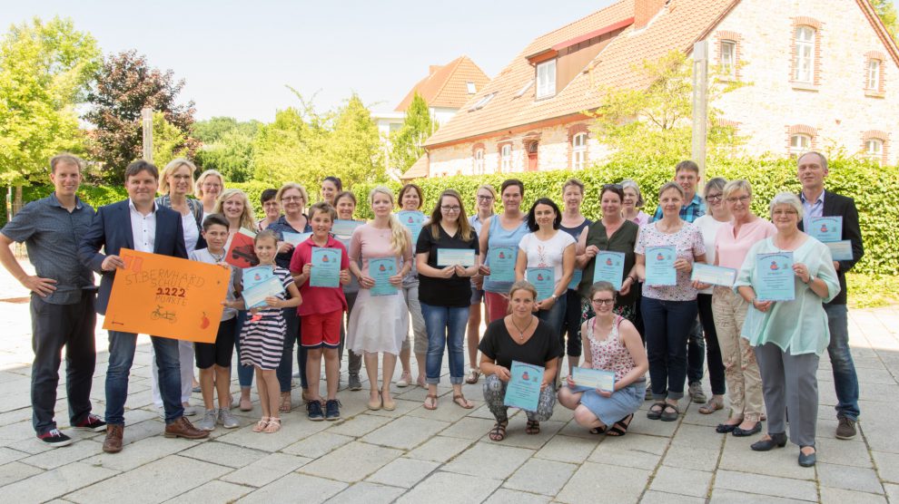 Die Auszeichnungen in Form von Urkunden überreichten Klimaschutzmanager Stefan Sprenger und Wallenhorsts stellvertretender Bürgermeister André Schwegmann an die Schulen und Kindergärten. Foto: André Thöle