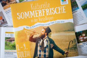 Das Programmheft mit allen „sommerfrischen Kulturangeboten“ ist unter anderem im Wallenhorster Rathaus erhältlich. Foto: André Thöle
