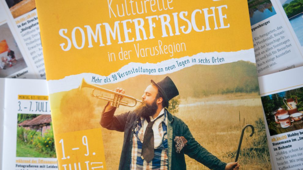 Das Programmheft mit allen „sommerfrischen Kulturangeboten“ ist unter anderem im Wallenhorster Rathaus erhältlich. Foto: André Thöle