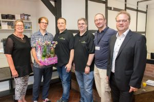 Blumen zu Eröffnung (von links): Kornelia Böert, Stefan Sprenger, Michael Kupschus, Matthias Herde, Thomas Dreiling und Frank Jansing. Foto: André Thöle