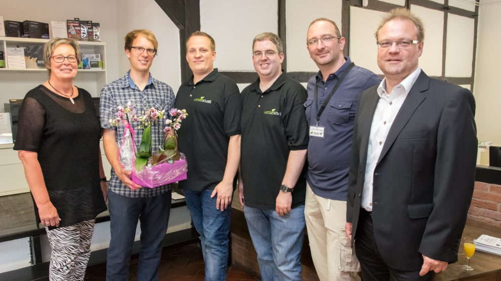 Blumen zu Eröffnung (von links): Kornelia Böert, Stefan Sprenger, Michael Kupschus, Matthias Herde, Thomas Dreiling und Frank Jansing. Foto: André Thöle