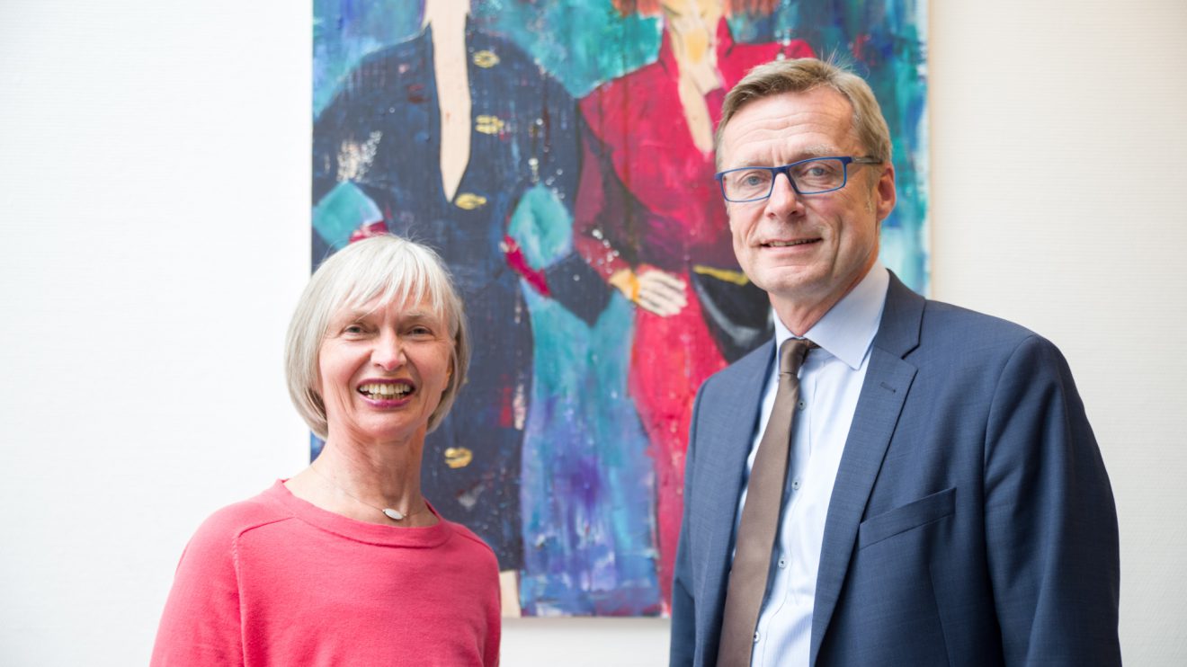 Gaby Köhler und Bürgermeister Otto Steinkamp eröffnen die Ausstellung „Meine Weibsbilder“ im Wallenhorster Rathaus. Foto: Thomas Remme